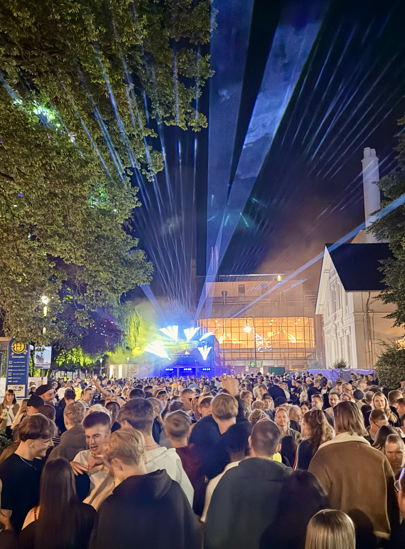 Volles Elisabethufer mit Laserlicht bei der Electronic Avenue auf dem Altstadtfest Jever